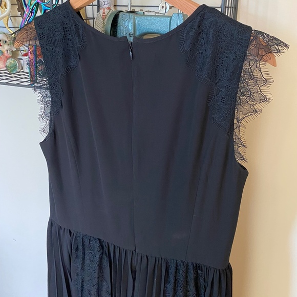 Pleated dress with lace detailing - Picture 4 of 6